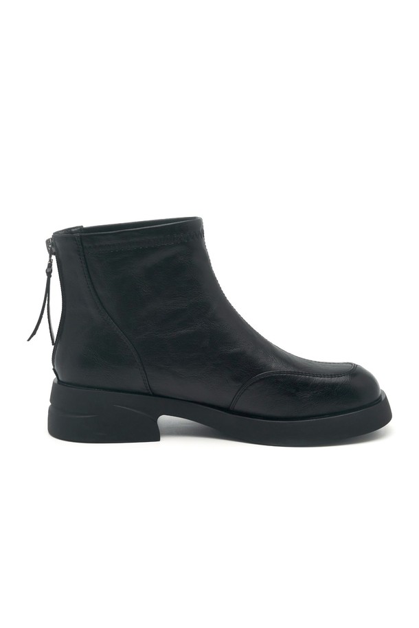 세련된 스타일을 완성하는 Colin Round Edge Ankle Boots 앵클부츠 4.5CM -VA9067 (2color)입니다. 부드러운 합성가죽과 스웨이드 소재로 제작되어 가을, 겨울 시즌에 따뜻하고 포근하게 착용할 수 있습니다. 4.5cm 로우힐 굽으로 편안함과 다리 라인의 아름다움을 동시에 살려줍니다. 라운드 앞코와 미니멀 디자인, 백지퍼 디테일이 돋보이며, 무지 패턴에 다크브라운, 블랙 두 가지 컬러로 출시되어 다양한 출근룩, 미니멀, 클래식, 시크 스타일을 연출하기 좋습니다. 발등이 높거나 발볼이 넓은 경우 0.5 사이즈 업을 권장합니다.
