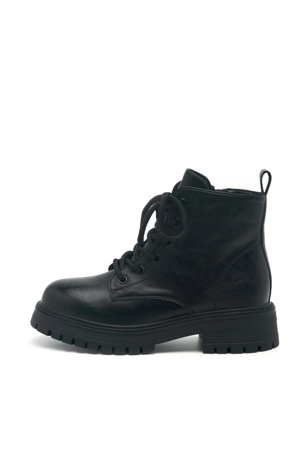 Etre Race Up Walker Boots 워커 부츠 5CM -VA9057 (2color)는 여성용 워커 부츠입니다. 아이보리와 블랙 두 가지 색상으로 제공되며, 라운드 토우 디자인과 5cm 통굽으로 제작되어 편안한 착용감을 선사합니다. 합성가죽과 스웨이드 소재를 사용하여 가을, 겨울철에 따뜻하게 신을 수 있으며, 미드컷 탑라인과 레이스업, 측면 지퍼, 스티치 디테일, 유연한 몰드 아웃솔이 특징입니다. 안감은 스웨이드로 마감되었으며, 무지 디자인으로 출근룩, 모임룩, 클래식, 미니멀, 캐주얼 스타일 모두 소화 가능합니다.
