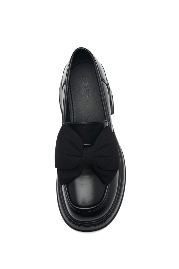 Roven Bigbow (로벤 빅보우) 리본 플랫폼 로퍼 6.5cm -UA9050은 여성용 로퍼입니다. 블랙과 아이보리 두 가지 색상으로 출시되었으며, 일상 및 캐주얼 스타일에 적합합니다. 라운드 토우 디자인에 6.5cm 플랫폼 굽으로 제작되었으며, 비건 가죽 및 합성가죽을 사용하여 사계절 내내 착용 가능합니다. 슬립온 스타일로 편안하게 신을 수 있으며, 리본 디테일이 특징입니다. 라텍스 쿠션 인솔과 ZE-RUN 솔라이트 폼 아웃솔을 사용하여 편안한 착용감을 제공하며, 핸드크래프트 제작으로 완성도를 높였습니다. 데이트룩, 쇼핑룩에 미니멀, 클래식, 캐주얼 스타일로 연출하기 좋습니다.
