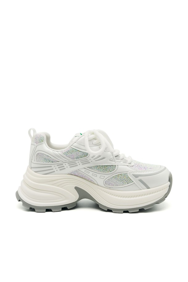 코셔 스니커즈 - CL0701 (2 color)는 여성용 스니커즈로, 일상 및 캐주얼한 스타일에 적합합니다. 아이보리, 실버 두 가지 색상으로 출시되었으며, 봄, 여름, 가을 계절에 활용하기 좋습니다. 라운드 앞코와 6.5cm 통굽 디자인이 특징이며, 메쉬, 폴리에스테르, 천연 PU 레더 소재를 사용하여 편안함과 스타일을 동시에 잡았습니다. 멀티레이어 컬러와 크리스탈컷 주얼리 장식이 돋보이며, 메모리폼 인솔, 미끄럼 방지 기능, 통기성, 구조적 아웃솔 디자인으로 활동성을 높였습니다. 데이트룩, 쇼핑룩 등 다양한 TPO에 캐주얼, 미니멀, 스포티 스타일을 연출해보세요.
