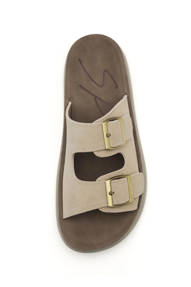 Real Leather Natural Desert 샌들 3cm -VS9047 (2color)는 천연 소가죽, 스웨이드, 합성가죽을 사용하여 부드러운 착용감을 선사하며, 라운드 앞코 디자인으로 여성스러운 실루엣을 강조합니다. 3cm 로우힐 굽과 초경량 아웃솔로 편안한 착화감을 제공하며, 샌드 베이지와 모카 두 가지 색상으로 출시되어 어떤 스타일에도 매치하기 용이합니다. 버클 여밈, 오픈형 탑라인, 쿠셔닝, 핸드메이드 제작과 빈티지 워싱 처리된 스웨이드 디테일이 돋보이는 데일리 샌들입니다.
