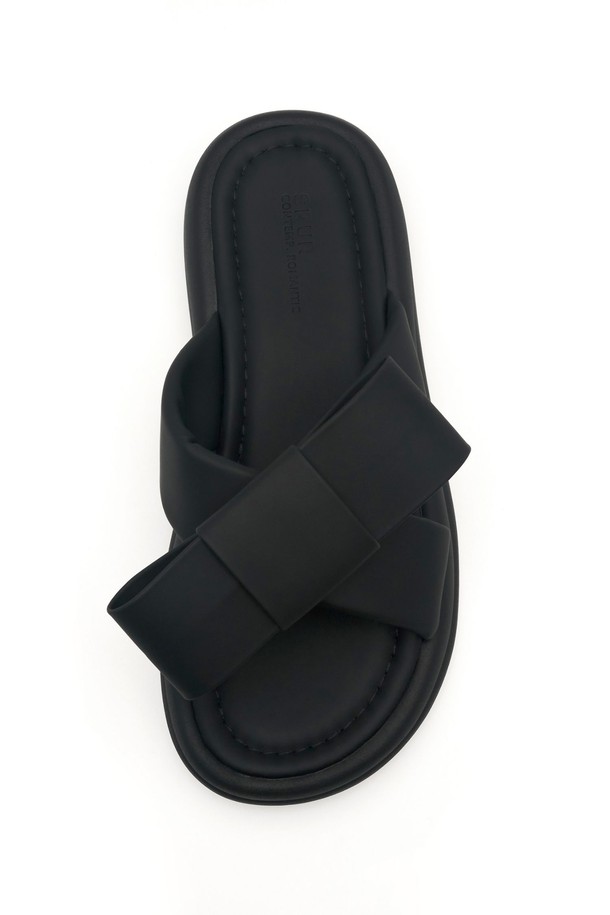 Goa Big Bow Softly 샌들 3.5cm -VS9054는 여성스러운 빅보우 디자인이 돋보이는 오픈토 샌들입니다. 실버와 블랙 두 가지 색상으로 출시되었으며, 3.5cm 로우힐 굽에 라텍스 중창과 ZERUN Solight™ 아웃솔을 더해 쿠셔닝과 충격 흡수 기능을 제공하여 편안한 착화감을 선사합니다. 일상에서 세련되게 연출하기 좋은, 봄, 여름 시즌을 위한 필수 아이템입니다.
