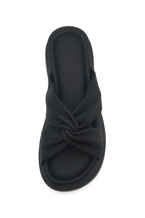 Roa Wrinkle & Softly Flatform 샌들 VS9058은 여름철 일상에서 편안하게 착용하기 좋은 여성 샌들입니다. 부드러운 합성가죽 소재에 주름 디테일이 더해져 세련된 디자인을 자랑하며, 5cm 플랫폼 굽이 다리 라인을 더욱 돋보이게 합니다. 블랙 컬러에 오픈형 탑라인으로 시원하고 편안한 착용감을 선사합니다.
