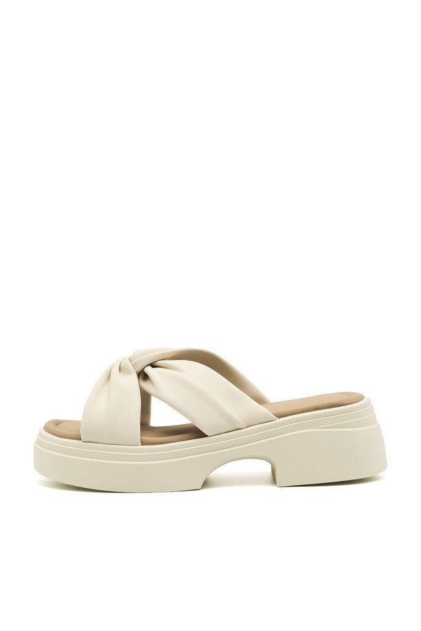 Roa Wrinkle & Softly Flatform 샌들 VS9058은 봄, 여름에 어울리는 여성용 샌들입니다. 라운드 앞코 디자인에 5cm 플랫폼 굽으로 편안함과 스타일을 동시에 잡았으며, 부드러운 합성가죽 소재와 리본 장식이 특징입니다. 화이트, 레드의 두 가지 컬러로 제공되며, 일상에서 폭넓게 활용할 수 있습니다.
