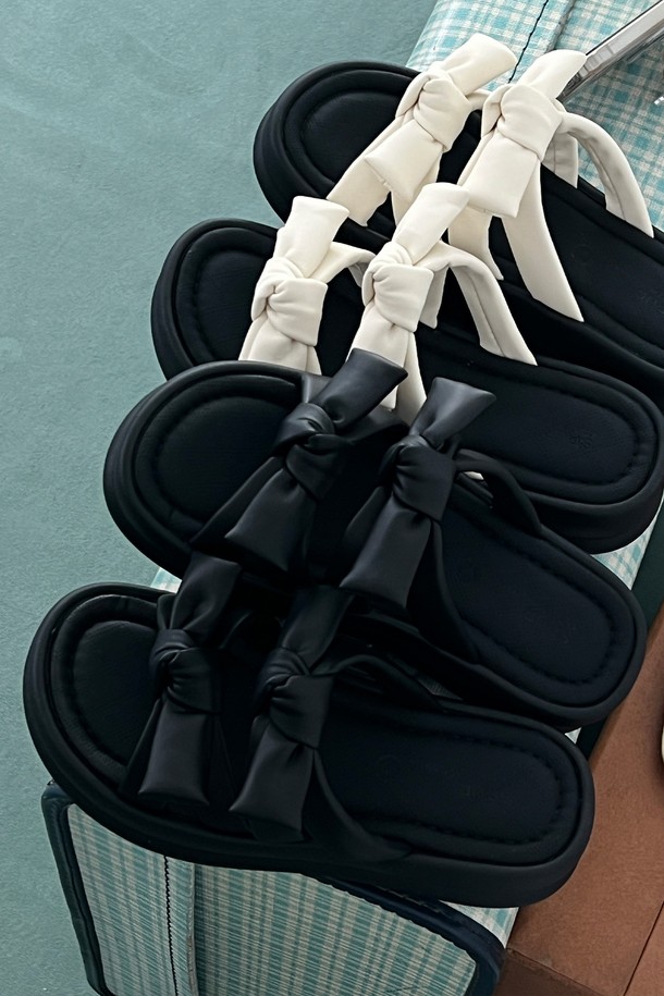 Vlogg Twins Bow Flatform 샌들 4.5cm -VS7074는 여성용 샌들로, 일상에서 편안하게 착용하기 좋습니다. Ivory, Silver, Black 세 가지 색상으로 출시되었으며, 부드럽고 신축성 있는 갑피와 라텍스 중창, 경량 디자인으로 편안한 착용감을 제공합니다. 4.5cm의 플랫폼 굽은 우수한 탄성과 충격 흡수 기능을 갖추고 있으며, 발볼이 넓은 분들은 한 사이즈 업을 권장합니다.
