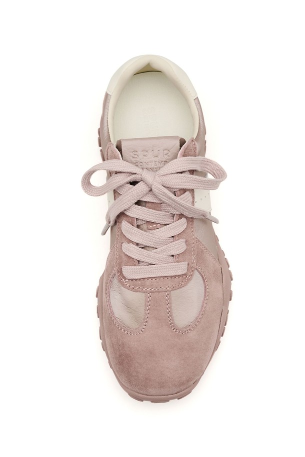 Cob Racer Leather 스니커즈 VS9063는 여성용 스니커즈로, Light Beige와 Mud Pink 두 가지 색상으로 출시되었습니다. 천연 가죽과 마이크로파이버 합성가죽 소재를 사용하여, 플랫 굽에 3.5cm의 굽높이로 제작되어 편안한 착용감을 제공합니다. 봄, 여름, 가을 계절에 어울리는 컨템포러리 로맨틱 스타일의 무지 디자인 스니커즈로, 레이스업 방식으로 착용하며, 발볼이 일반적인 핏입니다.
