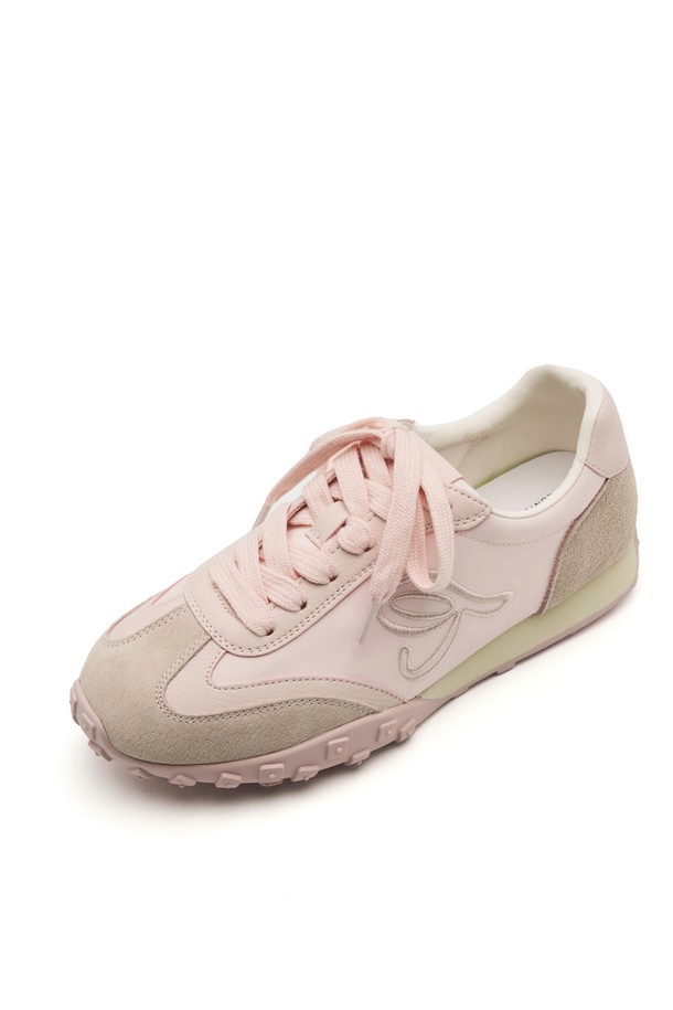 Cob Racer Leather 스니커즈는 부드러운 가죽 소재로 제작되어 편안한 착용감을 선사하며, 라운드 앞코 디자인과 끈으로 여미는 레이스업 스타일이 특징입니다. 3cm 플랫 굽으로 안정적인 착화감을 제공하며, 봄, 여름, 가을 계절에 어울리는 무지 디자인의 여성 운동화입니다. 산뜻한 핑크 컬러가 돋보이는 로우탑 디자인으로, 일상복에 캐주얼하게 매치하기 좋습니다.
