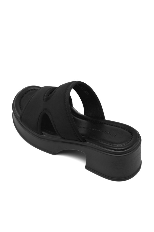 Nell 네오프렌 플랫폼 슬리퍼 샌들 (5.5cm, VS9034)은 편안함과 스타일을 모두 갖춘 여성용 신발입니다. 라운드 앞코 디자인에 블랙 컬러의 무지 패턴이 적용되었으며, 네오프렌, 합성가죽, 우레탄 소재로 제작되어 내구성과 쿠셔닝을 제공합니다. 5.5cm 플랫폼 굽과 라텍스 미드솔, 경량 디자인으로 편안한 착용감을 선사하며, 오픈형에 스트랩 디테일로 포인트를 더해 일상적인 스타일을 완성합니다.
