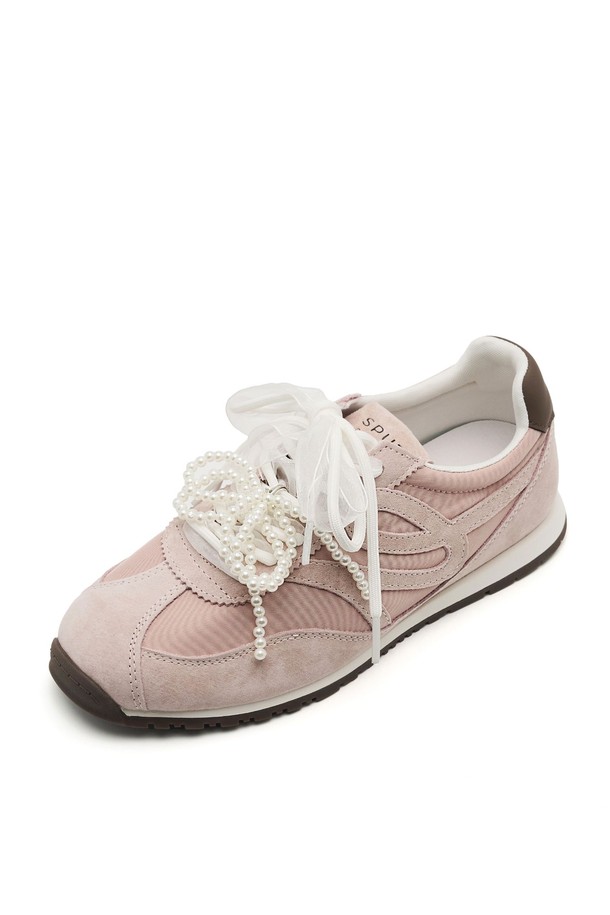 **Cob Racer Leather 스니커즈 3.5cm -VS7070 (3color)**는 부드러운 가죽 소재로 제작되어 편안함과 스타일을 동시에 잡았습니다. 라운드 앞코 디자인에 끈으로 여미는 방식이며, 3.5cm 플랫 굽으로 편안한 착용감을 선사합니다. 화이트와 핑크 두 가지 색상으로 제공되어, 봄, 여름 일상룩에 레이스 양말과 함께 다양한 스타일을 연출할 수 있습니다.
