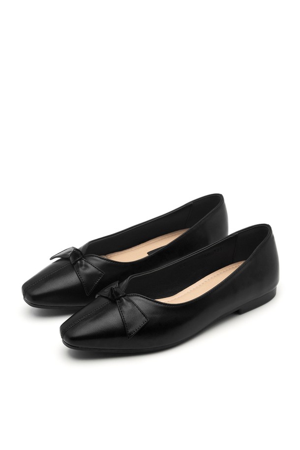 베로니카 오리가미 보우 플랫 플랫슈즈 1.5cm -VS8066 (5color)는 여성들을 위한 플랫슈즈입니다. 아이보리, 레드, 실버, 나일블루, 블랙 5가지 색상으로 출시되었으며, 일상생활에서 편안하게 착용할 수 있습니다. 스퀘어토 디자인에 1.5cm 굽으로 제작되었으며, 합성가죽과 마이크로파이버를 사용하여 부드러운 착화감을 선사합니다. 리본 장식과 쿠션 라텍스 중창, 유연한 TPR 고무 밑창, 핸드메이드로 제작되어 편안함과 스타일을 동시에 잡았습니다. 데이트룩, 카페룩, 쇼핑룩 등 다양한 스타일에 활용하기 좋으며, 클래식, 미니멀, 캐주얼 스타일을 즐기는 분들께 추천합니다.
