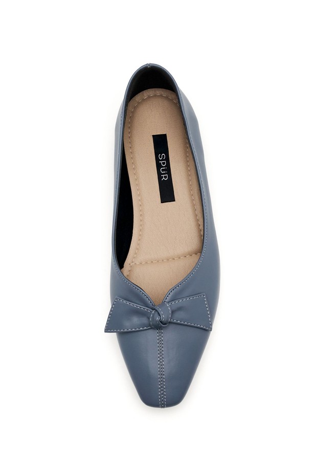 베로니카 오리가미 보우 플랫 플랫슈즈 1.5cm -VS8066 (5color)는 여성용 플랫슈즈로, 일상, 데이트룩, 카페룩, 오피스룩 등 다양한 TPO에 잘 어울립니다. 아이보리, 레드, 실버, 나일블루, 블랙 5가지 색상으로 출시되었으며, 굽 높이는 1.5cm입니다. 스퀘어토 디자인에 오리가미 리본 디테일이 돋보이며, 합성가죽 및 마이크로파이버 소재로 제작되었습니다. 쿠셔닝 라텍스 인솔, 유연한 몰드 솔, 경량 디자인으로 편안한 착용감을 선사하는 수제작 슬링백 플랫슈즈입니다.
