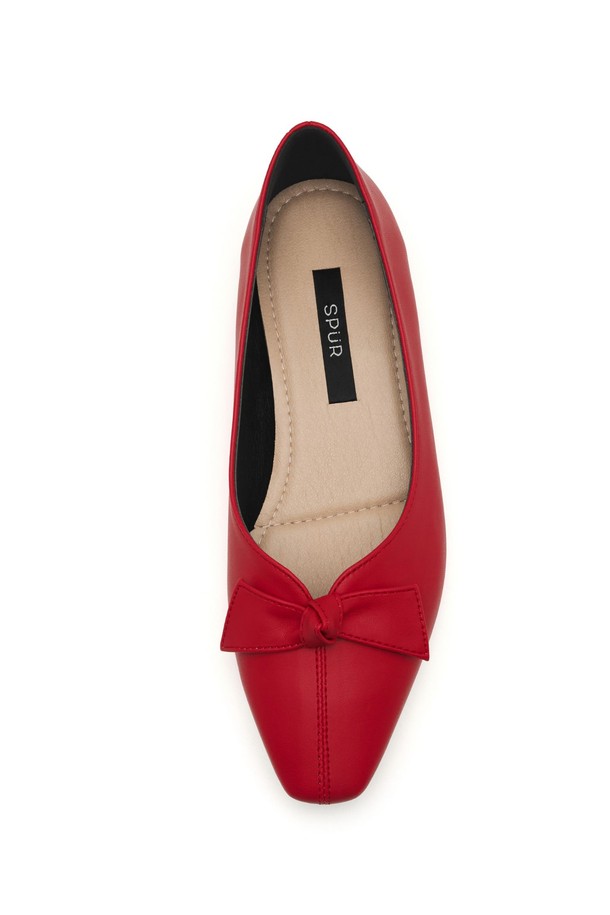 베로니카 오리가미 보우 플랫 플랫슈즈 1.5cm -VS8066 (5color)는 여성용 플랫슈즈입니다. 데이트룩, 카페룩, 쇼핑룩에 어울리며 클래식, 미니멀, 캐주얼 스타일을 연출하기 좋습니다. 굽 높이는 1.5cm이며, 앞코는 스퀘어 형태로 제작되었습니다. 무지 패턴의 레드 색상으로 제작되었으며, 합성가죽 소재와 리본 장식이 특징입니다. 오픈형 디자인으로 편안하게 착용할 수 있습니다.
