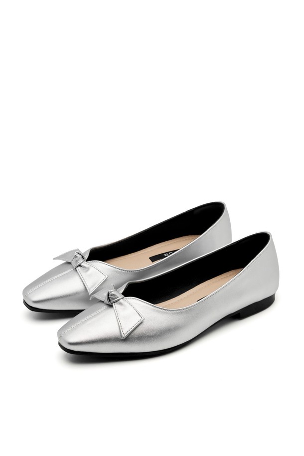 베로니카 오리가미 보우 플랫 플랫슈즈 1.5cm -VS8066 (5color)는 여성용 플랫슈즈입니다. 아이보리, 레드, 실버, 나일블루, 블랙 5가지 색상으로 출시되었으며, 일상생활에서 편안하게 착용할 수 있습니다. 스퀘어토 디자인에 합성가죽과 마이크로파이버 소재를 사용하여 부드러운 착용감을 선사하며, 1.5cm 굽 높이의 플랫 슈즈입니다. 리본 장식과 슬링백 스타일이 특징이며, 라텍스 쿠션과 유연한 TPR 고무창으로 편안함을 더했습니다. 데이트룩, 카페룩, 쇼핑룩 등 다양한 상황에 어울리는 클래식, 미니멀, 캐주얼 스타일의 플랫슈즈입니다.
