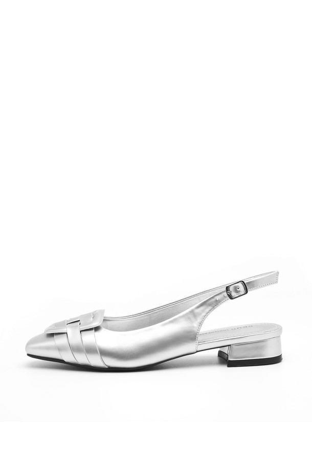 루나 버클 슬링백 펌프스 4cm -VS9085는 클래식, 미니멀, 시크 스타일을 추구하는 여성들을 위한 슬링백 펌프스입니다. 부드러운 합성가죽 소재로 제작되었으며, 4cm 로우힐 굽과 스퀘어 토 디자인으로 편안함과 세련됨을 동시에 잡았습니다. 버클 디테일이 돋보이며, 블랙, 베이지, 실버 3가지 컬러로 출시되어 데이트룩, 카페룩, 출근룩 등 다양한 TPO에 맞춰 폭넓게 활용할 수 있습니다. 봄, 여름 시즌에 어울리는 슬링백 스트랩 디자인은 발을 안정적으로 잡아주어 편안한 착용감을 선사합니다.
