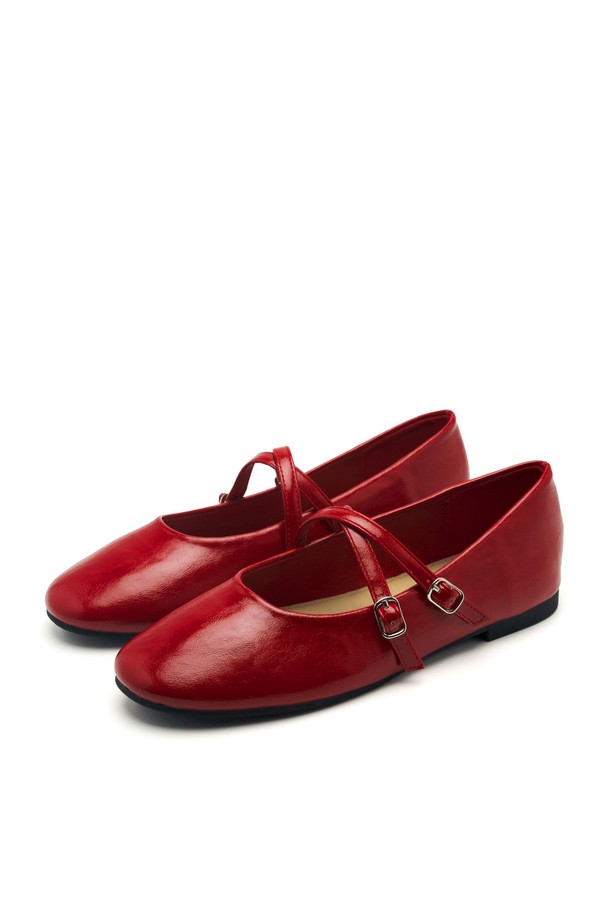 "Odd Round Toe Strape Flats 플랫 슈즈 1.5cm - VA9041 (3color)"는 여성스러운 스타일을 완성해 줄 플랫 슈즈입니다. 라운드 토 디자인에 에나멜 소재로 제작되어 세련된 느낌을 주며, 1.5cm 굽 높이로 편안한 착용감을 제공합니다. 스트랩 디테일이 발을 안정적으로 잡아주어 활동적인 날에도 적합하며, 봄, 여름, 가을 계절에 데이트룩, 쇼핑룩, 카페룩 등 다양한 TPO에 매치하기 좋습니다. 클래식, 미니멀, 걸리시한 스타일을 즐겨 입는 분들께 추천합니다.
