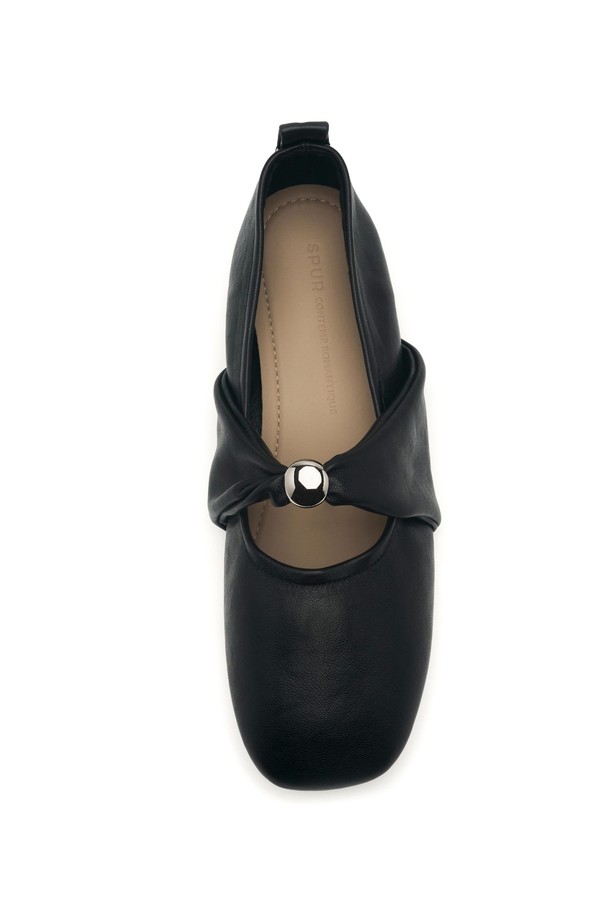 Elise Soft Twist Strap Flats (엘리스 소프트 트위스트 스트랩 플랫 슈즈 1.5cm) - VA9039는 부드러운 소프트 레더 타입의 여성 플랫슈즈입니다. 라운드 토우 디자인에 1.5cm 플랫 굽으로 편안함을 더했으며, 아이보리, 블랙 두 가지 색상으로 출시되었습니다. 일상, 데이트룩, 쇼핑룩 등 다양한 TPO에 미니멀, 클래식, 캐주얼 스타일로 연출하기 좋습니다. 발등을 감싸는 고무 밴드 디자인과 로우컷 탑라인이 특징이며, 수제작으로 제작되어 프리미엄 박스 포장으로 제공됩니다.
