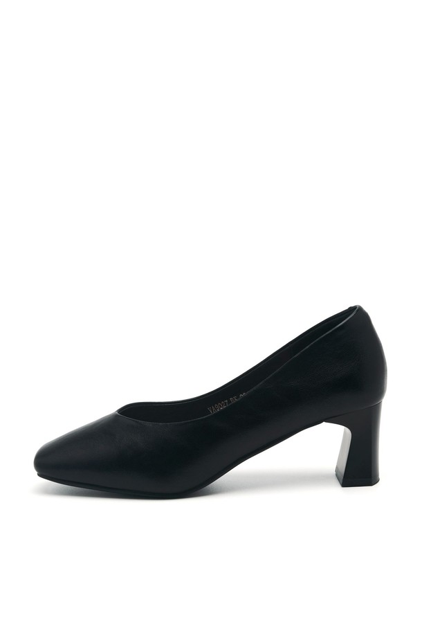 Lily Minimal Comfort Pumps (릴리 미니멀 컴포트 펌프스) 5.5cm -VA9027는 미니멀하고 모던한 스타일을 추구하는 여성들을 위한 펌프스입니다. 베이지, 아이보리, 블랙 3가지 색상으로 출시되었으며, 사계절 내내 오피스룩, 출근룩에 활용하기 좋습니다. 부드러운 인조가죽 소재에 스퀘어토 디자인이 특징이며, 5.5cm 미들힐로 편안한 착용감을 제공합니다. 쿠션감 있는 미드솔, 논슬립 아웃솔, 라텍스 쿠셔닝, 뒷부분 소프트 패딩, 핸드메이드 공법으로 제작되어 편안함과 안정성을 더했습니다.
