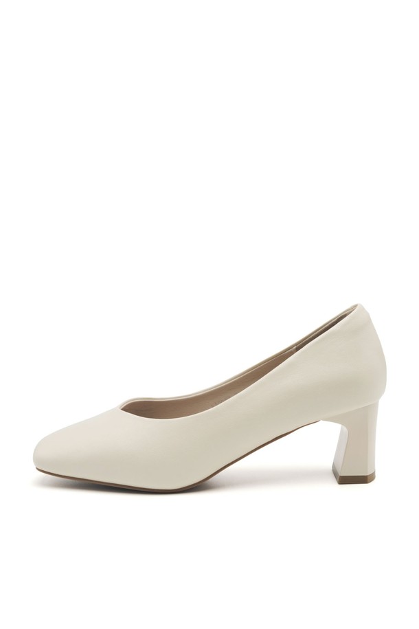 Lily Minimal Comfort Pumps 펌프스 5.5cm -VA9027 (3color)는 여성용 펌프스로, 미니멀하고 시크한 스타일을 추구하는 분들을 위한 데일리 슈즈입니다. 베이지, 블랙, 화이트 세 가지 색상으로 출시되어 출근룩, 오피스룩, 데이트룩 등 다양한 TPO에 맞춰 활용할 수 있습니다. 스퀘어 앞코 디자인에 5.5cm 미들힐 굽으로 편안함과 스타일을 동시에 잡았으며, 합성가죽 소재로 제작되었습니다. 무지 디자인으로 어떤 옷에도 잘 어울리며, 오픈형으로 시원하게 신을 수 있습니다. 봄, 여름, 가을 계절에 적합합니다.
