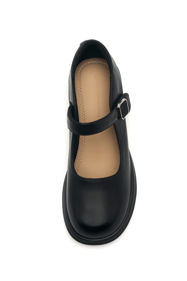 Odd Maryjane Pumps (오드 메리제인 펌프스) 5.5cm -VA9032는 여성 고객을 위한 메리제인 펌프스입니다. 라운드 토우 디자인에 아이보리와 블랙, 두 가지 색상으로 출시되어 다양한 스타일에 매치하기 좋습니다. 5.5cm 청키힐로 안정적인 착화감을 제공하며, 벨크로와 버클 여밈으로 편리하게 신고 벗을 수 있습니다. 합성가죽과 마이크로파이버 소재를 사용하여 부드러운 착용감을 선사하며, 쿠셔닝, 충격 흡수 기능으로 장시간 편안하게 신을 수 있습니다. 데이트룩, 오피스룩, 클래식, 미니멀, 걸리시 스타일을 즐겨 입는 고객에게 추천합니다.
