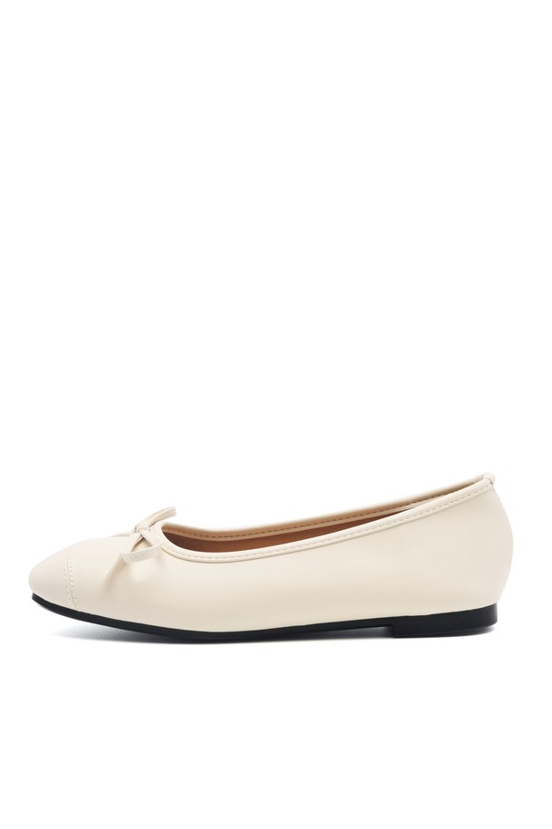 Rave(레이브) 리본 플랫슈즈 1.5cm - UA9037는 여성스러운 스타일을 완성하는 플랫슈즈입니다. 부드러운 합성가죽 소재에 1.5cm 굽높이, 라운드 토우 디자인으로 편안한 착용감을 선사합니다. 아이보리, 카멜, 레드, 브라운, 블랙 5가지 컬러로 출시되어 데이트룩, 모임룩 등 다양한 TPO에 활용 가능합니다. 리본 디테일이 돋보이며, 클래식, 미니멀, 걸리시 스타일을 즐겨 입는 분들께 추천합니다. 핸드메이드 제작으로 꼼꼼하게 완성되었으며, 프리미엄 박스 포장으로 소장 가치를 높였습니다. 정사이즈를 권장합니다.
