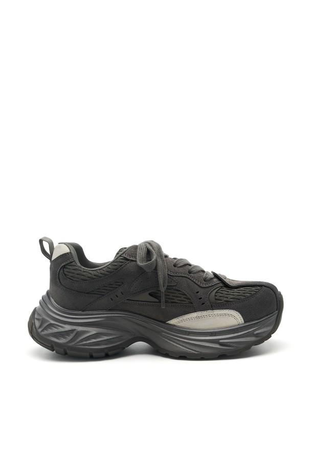 GLOWWIN SNEAKERS -CL0703 (2color)는 여성용 스니커즈로, 일상생활에서 폭넓게 활용할 수 있습니다. 봄, 여름, 가을, 겨울 사계절 모두 착용 가능하며, 무지 디자인에 끈으로 여미는 스타일입니다. 플랫 굽으로 편안함을 제공하며, 출근룩이나 산책룩에 캐주얼, 미니멀, 클래식 스타일을 더해줍니다. 다양한 스타일에 매치하여 개성 있는 연출을 완성해보세요.
