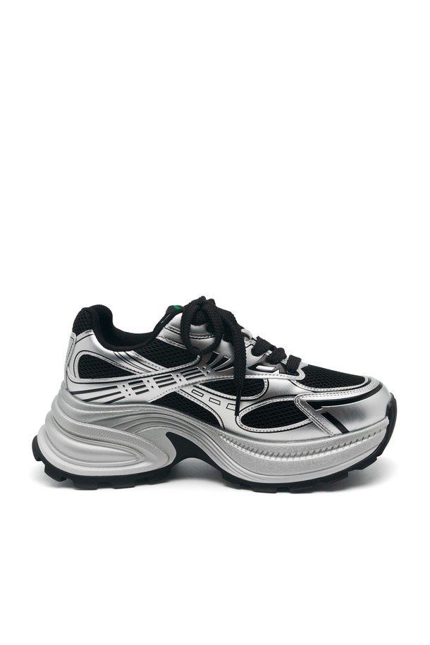 COSHER 스니커즈 - CL0702 (2color)는 여성용 운동화로, 캐주얼, 미니멀, 스포티한 스타일을 연출하기 좋습니다. 라운드 토 디자인에 실버와 블랙 두 가지 색상으로 출시되었으며, 산책룩에 어울립니다. 소가죽, 폴리우레탄, 고무, 폴리에스터, 메쉬 등 다양한 소재를 사용하여 제작되었으며, 메쉬 안감과 컬러블록 패턴이 특징입니다. 끈으로 여미는 스타일이며, 통굽 디자인과 재귀반사 기능으로 편안함과 안전성까지 갖췄습니다.
