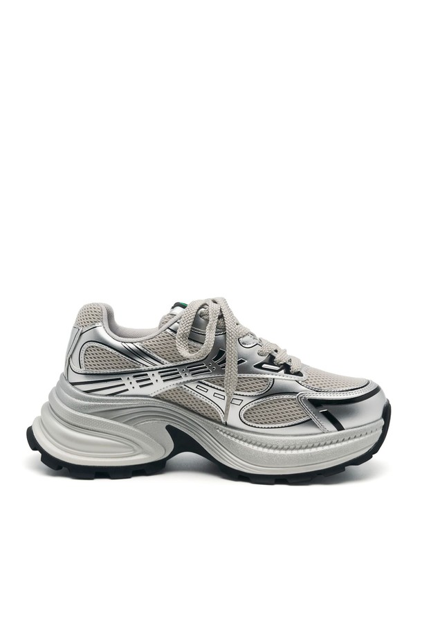 COSHER 스니커즈 -CL0702는 실버와 블랙 두 가지 색상으로 출시된 여성 스니커즈입니다. 메쉬, 폴리에스테르, 인조가죽, 고무 소재를 사용하여 제작되었으며, 통굽 디자인과 배색 패턴이 특징입니다. 산책룩과 러닝룩에 잘 어울리며, 스포티, 미니멀, 캐주얼 스타일을 연출하기 좋습니다. 안감은 메쉬 소재로 통기성을 높였으며, 리플렉티브 및 광택 디테일로 포인트를 더했습니다.
