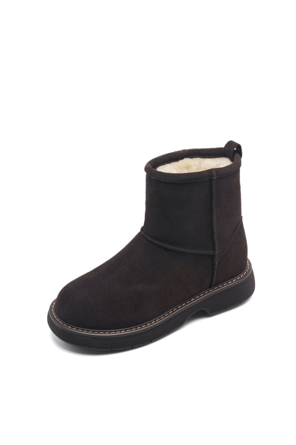 Lomft(롬프트) 소가죽 퍼 미들 부츠 4cm -UA9086 (3color)는 여성용 미들 부츠입니다. 부드러운 소가죽 소재에 4cm 미들힐로 제작되어 편안한 착용감을 선사합니다. 안감은 퍼(Fur)로 마감하여 보온성을 높였으며, 가을과 겨울철에 따뜻하게 신을 수 있습니다. 무지 디자인으로 클래식, 미니멀, 시크 스타일을 연출하기 좋으며, 출근룩이나 모임룩에 활용하기 좋습니다. 3가지 컬러 옵션으로 제공되어 다양한 스타일에 매치할 수 있습니다.
