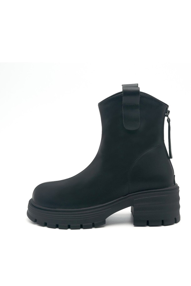 Balencia (발렌시아) 러기드 솔 앵클 부츠 7cm - VA9011 (2color)는 매트한 마감과 미니멀 디자인이 돋보이는 여성 앵클부츠입니다. 브라운과 블랙 두 가지 색상으로 출시되었으며, 라운드 토우와 발볼이 넓어 편안한 착용감을 선사합니다. 굽 높이 7cm의 청키힐과 러기드 아웃솔은 발목 안정성을 제공하며, 스웨이드 안감과 핸드메이드 제작으로 고급스러움을 더했습니다. 일상 및 출근룩에 시크하고 클래식한 스타일을 연출하기 좋으며, 백지퍼 디테일로 간편하게 신고 벗을 수 있습니다.
