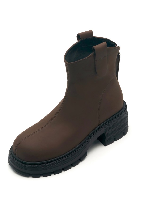 Balencia(발렌시아) 러기드 솔 앵클 부츠 7cm -VA9011 (2color)는 미니멀하고 시크한 스타일을 추구하는 여성들을 위한 앵클 부츠입니다. 부드러운 인조가죽, 스웨이드, 고무 소재를 사용하여 가을과 겨울에 따뜻하고 편안하게 착용할 수 있습니다. 라운드 토우 디자인에 7cm 청키힐로 안정적인 착화감을 제공하며, 러기드 아웃솔이 스타일리시함과 동시에 충격 흡수 기능을 더합니다. 블랙과 브라운 두 가지 색상으로 출시되어 출근룩, 모임룩 등 다양한 TPO에 맞춰 미니멀, 클래식, 스트리트 스타일을 연출할 수 있습니다. 안감은 스웨이드로 마감했으며, 지퍼 여밈으로 신고 벗기 편리합니다.
