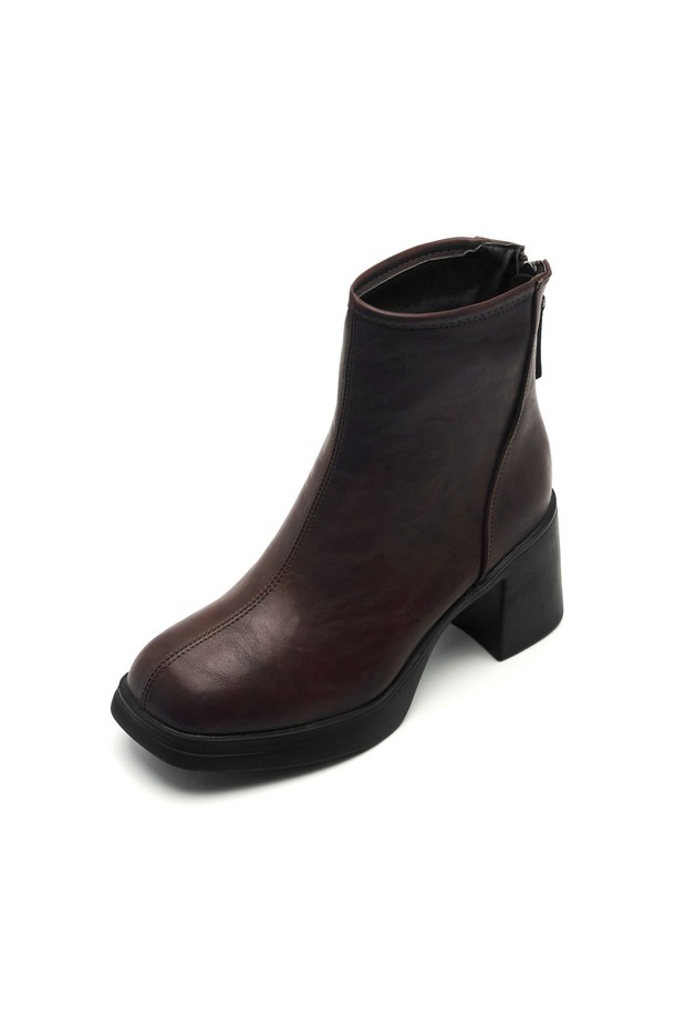 Valen (발렌) 스퀘어 토 앵클 부츠 7.5cm -VA9010은 여성 고객을 위한 앵클부츠입니다. 브라운과 블랙 두 가지 색상으로 제공되며, 일상적인 착용에 적합합니다. 스퀘어 토 디자인과 7.5cm 청키힐이 특징이며, 인조가죽과 스웨이드 소재로 제작되었습니다. 안감은 스웨이드이며, 무지 패턴에 지퍼 여밈으로 간편하게 착용할 수 있습니다. 심플하면서도 클래식한 디자인으로 출근룩, 모임룩, 데이트룩 등 다양한 TPO에 어울리며, 미니멀, 시크 스타일을 연출하기 좋습니다.
