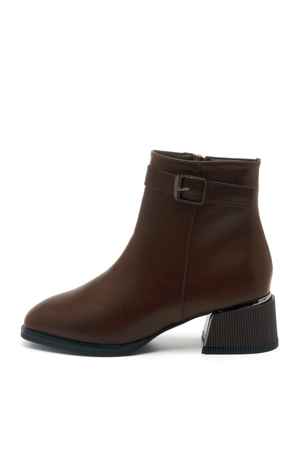 Cathrine Mid Block 앵클 부츠 5.5cm -VA9008 (2color)는 세련된 스타일을 완성하는 여성 앵클 부츠입니다. 브라운과 블랙, 두 가지 색상으로 출시되어 출근룩, 모임룩, 데이트룩 등 다양한 TPO에 활용 가능합니다. 5.5cm 미들힐과 스퀘어토 디자인으로 편안함과 시크한 매력을 동시에 선사하며, 안감 기모 처리로 가을, 겨울철 따뜻하게 착용할 수 있습니다. 메탈 스퀘어 버클 장식과 사이드 지퍼, 핸드메이드 제작으로 고급스러움을 더했으며, 일반 발볼에 맞춰 제작되었습니다. 프리미엄 박스 패키징으로 소장 가치를 높인 클래식, 미니멀, 시크 스타일의 앵클 부츠를 만나보세요.
