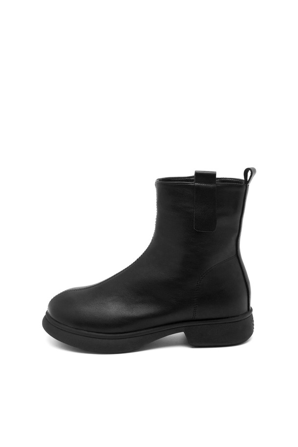 Cathy 라운드 토 앵클 부츠 4.5cm - VA9007 (2color)는 여성용 앵클 부츠입니다. 부드러운 합성가죽과 마이크로파이버 소재로 제작되었으며, 라운드 토 디자인과 4.5cm 로우힐 굽으로 편안한 착용감을 제공합니다. 블랙과 브라운 두 가지 색상으로 출시되었으며, 안감은 기모 처리되어 가을, 겨울철에도 따뜻하게 신을 수 있습니다. 무지 디자인과 지퍼형 여밈, 발목을 덮는 앵클 탑라인으로 심플하고 시크한 스타일을 연출하며, 출근룩과 모임룩에 모두 잘 어울립니다.
