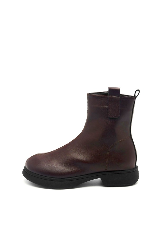 **Cathy 라운드 토 앵클 부츠 4.5cm - VA9007 (2컬러)**

미니멀, 클래식, 캐주얼 스타일을 위한 여성 앵클 부츠입니다. 부드러운 합성가죽과 마이크로파이버 소재로 제작되었으며, 라운드 토 디자인으로 편안함을 더했습니다. 4.5cm 로우힐 굽과 미끄럼 방지 TPR 고무 밑창으로 안정적인 착용감을 제공하며, 핸드크래프트 방식으로 제작되어 높은 퀄리티를 자랑합니다. 가을, 겨울철 출근룩에 잘 어울리는 데일리 아이템으로, 기모 안감이 따뜻함을 선사합니다. 브라운, 블랙 두 가지 색상으로 만나보세요.
