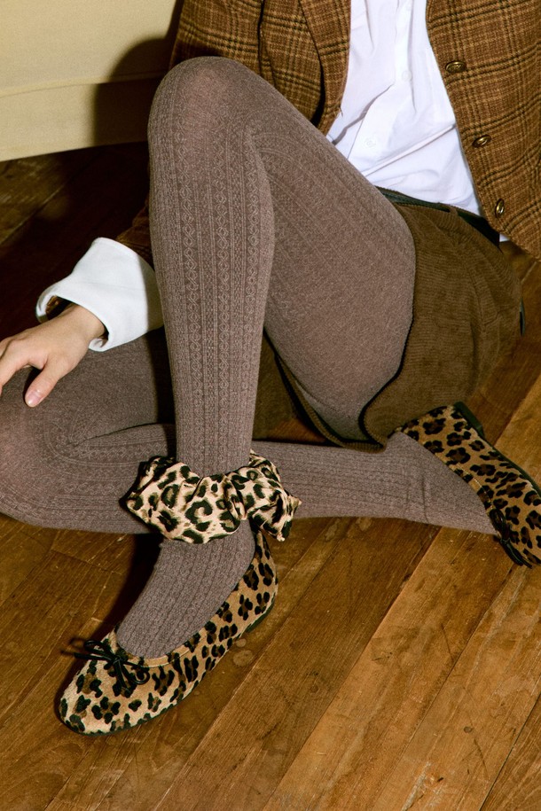 Odd Bow(오드 보우) 리본 플랫슈즈 2cm -VA8047는 여성스러운 스타일을 완성해 줄 플랫슈즈입니다. 라운드 토우 디자인에 앞코 리본 장식으로 포인트를 더했으며, 발등 밴딩 처리로 편안한 착화감을 선사합니다. 머스타드, 레오파드, 블랙 3가지 색상으로 출시되어 다양한 룩에 매치하기 좋습니다. 2cm 굽 높이와 플랫한 굽 타입으로 활동성을 높였으며, 합성가죽과 마이크로파이버 소재를 사용하여 제작되었습니다. 데이트룩, 봄 소풍룩에 캐주얼, 걸리시, 미니멀한 스타일로 연출해보세요.
