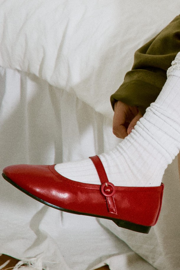 Odd 메리제인 플랫슈즈 2cm -VA8049 (3color)는 여성 고객을 위한 메리제인 플랫슈즈입니다. 라운드 토우 디자인에 2cm 굽 높이로 편안함을 더했으며, 일상, 포멀한 자리에 모두 잘 어울립니다. 봄, 여름, 가을 계절에 착용하기 좋으며, 레드, 에스프레소 블랙 2가지 색상으로 출시되었습니다. 합성가죽, 마이크로파이버 소재에 크로스 스트랩, 라텍스 쿠션 인솔, TPR 고무 밑창, 유연한 TR 아웃솔, 엘라스틱 디테일로 편안함과 스타일을 동시에 만족시킵니다. 데이트룩, 모임룩, 오피스룩 등 다양한 TPO에 클래식, 미니멀, 걸리시 스타일을 연출하기 좋습니다.
