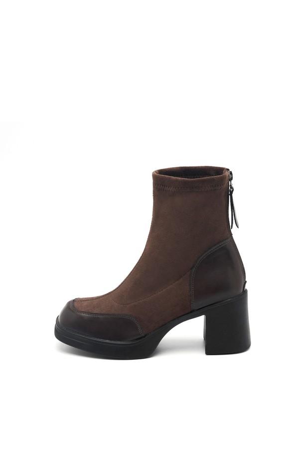 Coline(콜린) Layered(레이어드) 스웨이드 플랫폼 앵클 부츠 7.5cm -VA9037는 가을, 겨울 시즌 여성의 발을 따뜻하게 감싸줄 앵클 부츠입니다. 부드러운 스웨이드와 인조가죽, 네오프렌, 고무 소재를 사용하여 제작되었으며, 브라운과 블랙 두 가지 색상으로 만나볼 수 있습니다. 7.5cm 플랫폼 굽과 스퀘어 토 디자인이 세련된 실루엣을 연출하며, 레이어드 및 투톤 디테일로 포인트를 더했습니다. 시크하고 미니멀한 스타일을 즐기는 분들께 출근룩, 모임룩, 데이트룩에 모두 잘 어울리는 아이템입니다. 안감은 네오프렌 소재로 제작되었으며, 지퍼 여밈으로 편안하게 착용할 수 있습니다.
