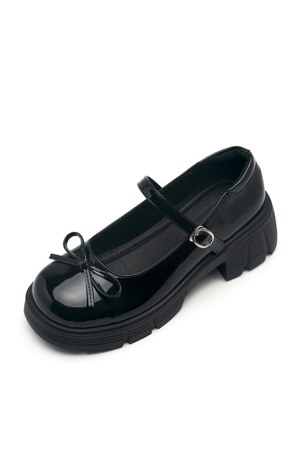 "Odd (오드) 메리제인 리본 플랫폼 로퍼 6.5cm -VA9033"은 여성용 로퍼로, 일상, 데이트룩, 모임룩, 출근룩 등 다양한 TPO에 어울리는 아이템입니다. 블랙, 아이보리 두 가지 색상으로 출시되었으며, 스퀘어라운드 앞코 디자인과 리본 장식이 특징입니다. 6.5cm 플랫폼 굽으로 다리 라인을 살려주며, 합성가죽과 마이크로파이버 소재로 제작되어 편안한 착용감을 선사합니다. 라텍스 쿠션 인솔, 경량 디자인, 충격 흡수 기능으로 장시간 착용에도 무리가 없으며, 클래식, 미니멀, 걸리시 스타일을 연출하기 좋습니다. 버클과 메리제인 탑라인, 무지 패턴이 특징이며, 핸드메이드 공정으로 제작되어 높은 퀄리티를 자랑합니다.
