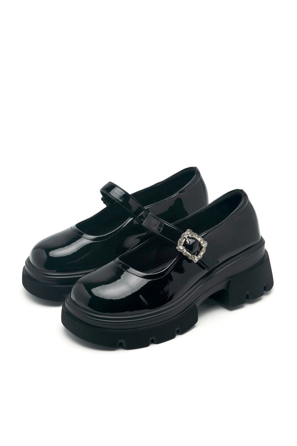 Odree(오드리) 메리제인 플랫폼 로퍼 6.5cm - VA9026은 여성들을 위한 클래식하고 미니멀한 스타일의 메리제인 로퍼입니다. 아이보리와 블랙 두 가지 색상으로 출시되었으며, 라운드 토우 디자인과 6.5cm 플랫폼 굽이 특징입니다. 부드러운 합성가죽과 마이크로파이버 소재를 사용하여 편안한 착용감을 제공하며, 안감 역시 합성가죽으로 마감되었습니다. 제런 솔라이트 우레탄폼 아웃솔, 라텍스 쿠션 인솔, 충격 흡수 기능으로 활동성을 높였으며, 쥬얼리 버튼 장식, 벨크로 및 버튼 여밈 디테일이 돋보입니다. 데이트룩, 오피스룩, 모임룩 등 다양한 TPO에 활용 가능하며, 봄, 가을 시즌에 착용하기 좋습니다.
