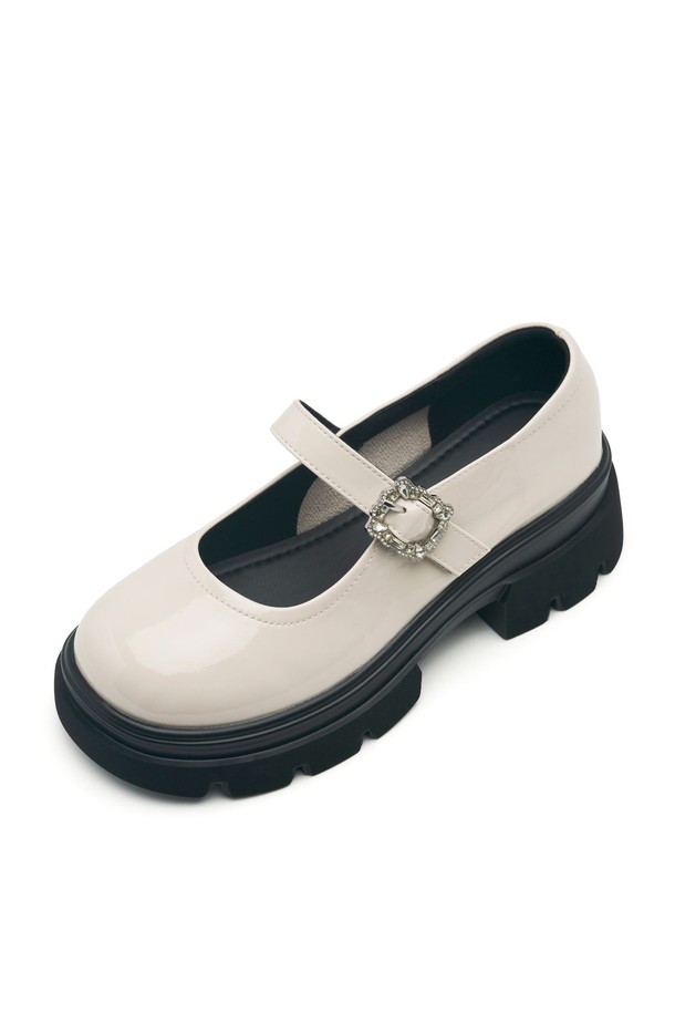 Odree(오드리) 메리제인 플랫폼 로퍼 6.5cm - VA9026은 여성 고객을 위한 신발입니다. 아이보리, 블랙 두 가지 색상으로 출시되었으며, 라운드 토우 디자인과 벨크로 및 버클 여밈으로 편안함과 스타일을 동시에 잡았습니다. 봄, 여름, 가을 계절에 착용하기 좋으며, 데이트룩, 모임룩 등 다양한 TPO에 어울립니다. 쥬얼리 버튼 장식, 라텍스 쿠션 인솔, 경량 ZE-RUN 솔라이트 아웃솔, 핸드메이드 제작, 프리미엄 박스 포장 등 섬세한 디테일이 돋보이는 제품입니다. 굽 높이는 6.5cm이며, 플랫폼 굽 타입으로 안정적인 착화감을 제공합니다.
