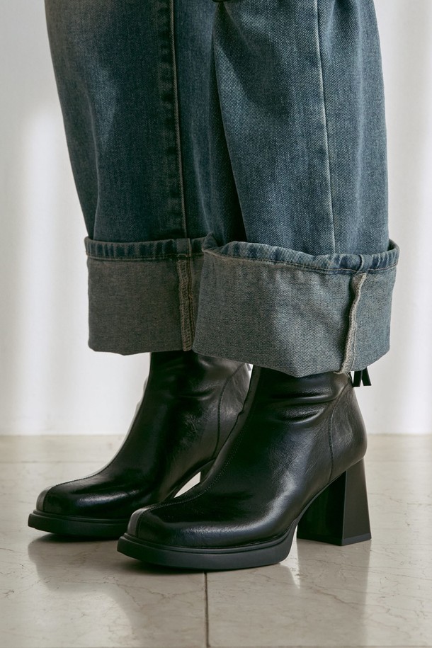 Mily Minimal 앵클부츠 8CM -VA9051 (2color)는 여성스러운 스타일을 완성하는 앵클 부츠입니다. 라운드 토우 디자인에 8cm 청키힐로 안정적인 착화감을 선사하며, 출근룩, 모임룩, 데이트룩 등 다양한 TPO에 활용 가능합니다. 미니멀한 디자인과 블랙, 브라운 두 가지 컬러로 출시되어 클래식, 미니멀, 시크한 스타일을 연출하기 좋습니다. 합성가죽 소재에 지퍼 여밈으로 편안하게 신고 벗을 수 있으며, 가을, 겨울 시즌에 따뜻하게 스타일링할 수 있습니다. 무지 패턴으로 어떤 옷에도 잘 어울려 데일리 부츠로 활용하기 좋습니다.
