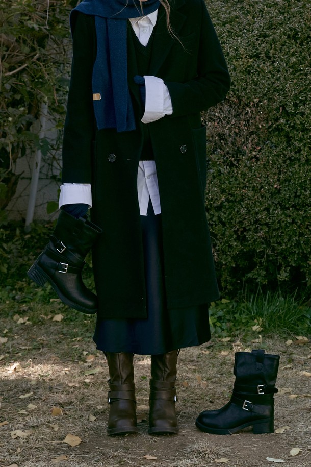 Roux(루) 벨티드 워커 부츠 6CM - VA9054는 여성스러운 라인을 살려주는 벨티드 디테일이 돋보이는 워커 부츠입니다. 라운드 토우 디자인과 6cm의 청키힐 굽으로 편안함과 스타일리시함을 동시에 잡았습니다. 블랙과 브라운 두 가지 색상으로 출시되어, 가을, 겨울철 출근룩, 모임룩, 데이트룩 등 다양한 TPO에 매치하기 좋습니다. 합성가죽 소재로 제작되어 관리가 용이하며, 버클 여밈으로 안정적인 착용감을 제공합니다. 클래식, 미니멀, 시크 스타일을 즐겨 입는 여성분들에게 추천합니다.
