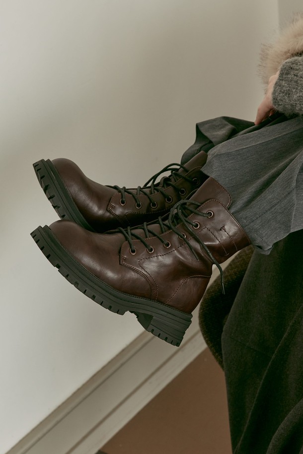 Roux Race Up 워커 부츠 -VA9060 (2color)는 가을과 겨울에 어울리는 여성용 워커 부츠입니다. 라운드 앞코에 레이스업 디자인이 돋보이며, 가죽 소재와 미드컷 탑라인으로 클래식하고 미니멀한 스타일을 연출합니다. 굽 높이는 중굽, 굽 타입은 통굽으로 안정적인 착용감을 제공하며, 무지 패턴에 두꺼운 밑창이 특징입니다. 출근룩에 워크웨어 스타일을 더하여 세련된 룩을 완성해 보세요.
