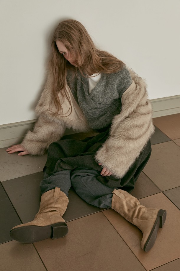 Aurette (오레트) 웨스턴 부츠 3.5CM -VA9061은 여성들을 위한 세련된 웨스턴 부츠입니다. 부드러운 스웨이드 소재와 3.5cm 로우힐 굽으로 편안함과 스타일을 동시에 잡았습니다. 뾰족한 앞코 디자인과 미드컷 탑라인이 다리 라인을 더욱 돋보이게 하며, 안감의 퍼(Fur) 디테일과 지퍼형 여밈으로 따뜻함과 편리함을 더했습니다. 베이지와 브라운 두 가지 색상으로 출시되어 다양한 룩에 매치하기 좋으며, 데이트룩, 모임룩 등 TPO에 맞춰 클래식, 미니멀, 캐주얼 스타일을 연출할 수 있습니다.
