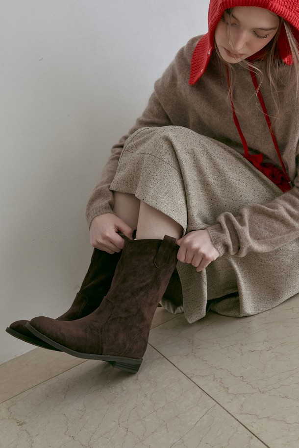 Aurette Western Boots(오레트 웨스턴 부츠) 3.5CM - VA9061은 여성스러운 룩을 완성하는 웨스턴 부츠입니다. 라운드 토우 디자인에 3.5cm 로우 힐로 편안한 착용감을 선사하며, 스웨이드 소재로 제작되어 부드러운 질감을 느낄 수 있습니다. 블랙, 브라운, 베이지 3가지 컬러로 출시되어 다양한 스타일 연출이 가능하며, 슬립온 방식으로 간편하게 신고 벗을 수 있습니다. 캐주얼, 클래식, 미니멀 스타일 모두 소화 가능하며, 가을/겨울 시즌 출근룩과 모임룩에 포인트를 더해줍니다. 웨스턴 디테일이 돋보이는 앵클 부츠로, 세련된 스타일을 완성해 보세요.
