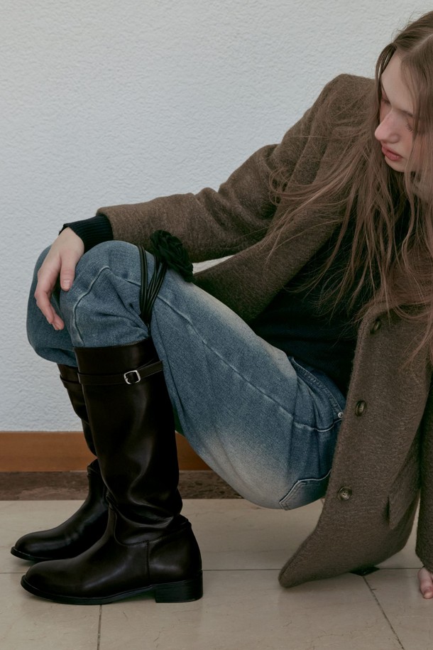 [예약배송 12월 10일] Cecil 벨티드 미니멀 롱 부츠 4cm -VA9072 (2color)는 가을, 겨울 시즌 여성의 스타일을 완성해 줄 롱 부츠입니다. 다크브라운과 블랙 두 가지 색상으로 제공되며, 라운드 토우 디자인과 4cm 로우힐 굽으로 편안함과 세련됨을 동시에 잡았습니다. 인조가죽, 스웨이드, 고무 소재를 사용하여 제작되었으며, 미니멀한 디자인과 깔끔한 실루엣, 부드러운 광택감이 특징입니다. 버클로 여미는 방식이며, 벨트 장식과 심플한 스트랩 디테일이 돋보입니다. 출근룩, 모임룩, 데이트룩 등 다양한 TPO에 클래식, 미니멀, 시크한 스타일을 연출하기 좋습니다.
