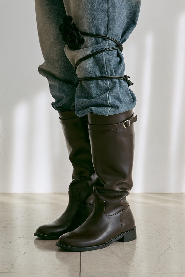 [예약배송 12월 10일] Cecil 벨티드 미니멀 롱 부츠는 4cm 로우힐 굽으로 편안함과 스타일을 모두 갖춘 여성 롱 부츠입니다. 다크브라운과 블랙 두 가지 색상으로 출시되어 출근룩, 모임룩 등 다양한 TPO에 활용 가능합니다. 라운드토 디자인에 인조가죽, 스웨이드, 고무 등의 소재를 사용하여 가을, 겨울 시즌에 따뜻하고 세련된 스타일을 연출합니다. 미니멀 디자인과 스트랩 디테일, 안티슬립 밑창, 수제작으로 완성되어 클래식, 미니멀, 시크 스타일을 선호하는 분들께 추천합니다. 특히 미끄럼 방지 기능이 더해져 안전하게 착용할 수 있습니다.
