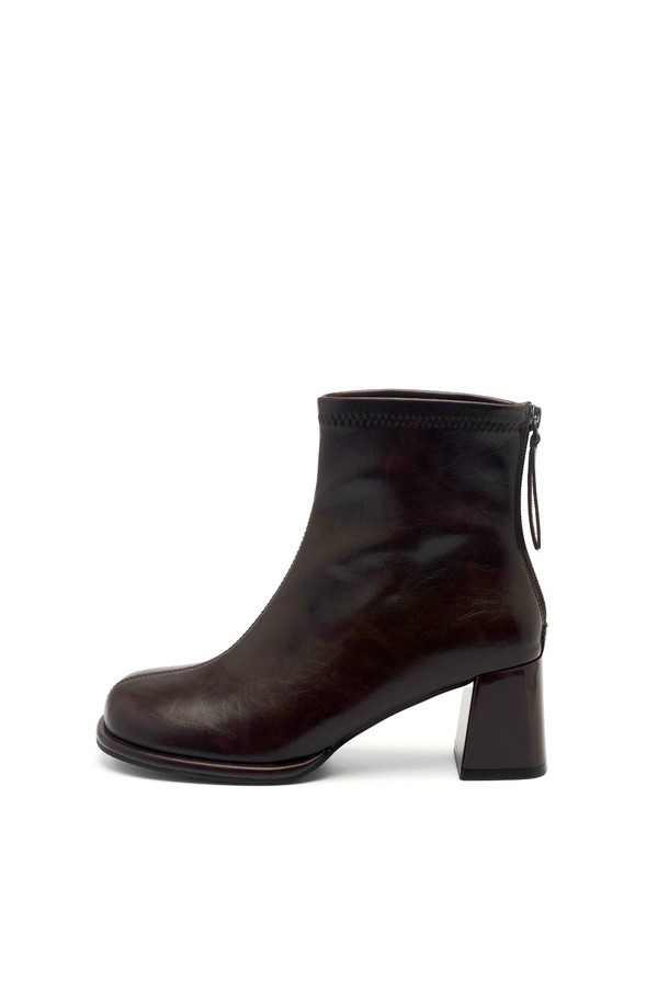 Siena Minimal 앵클 부츠 VA9053은 여성용 앵클 부츠입니다. 라운드 토우 디자인에 6.5cm 청키힐로 편안함과 스타일을 동시에 갖췄습니다. 블랙, 브라운, 베이지 3가지 색상으로 출시되어 다양한 코디에 활용할 수 있으며, 지퍼 여밈으로 신고 벗기 용이합니다. 미니멀 디자인과 베이직한 스타일로 가을, 겨울철 데일리룩에 엣지를 더해보세요. 합성가죽 소재로 제작되었습니다.
