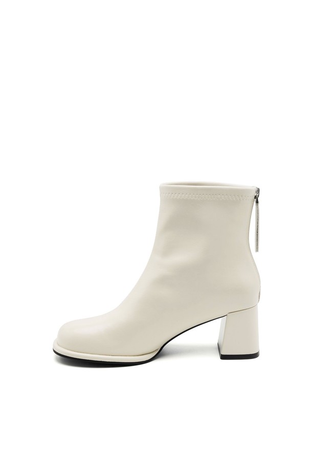 시에나 미니멀 앵클 부츠 6.5CM -VA9053는 여성용 앵클 부츠로, 가을과 겨울에 착용하기 좋습니다. 라운드 토우 디자인에 6.5cm 청키힐로 안정적인 착화감을 제공하며, 미니멀한 디자인이 특징입니다. 블랙, 브라운, 화이트 세 가지 컬러로 출시되어 다양한 스타일에 매치하기 용이합니다. 출근룩이나 모임룩에 시크하고 클래식한 분위기를 더해줍니다. 합성가죽 소재로 제작되었습니다.
