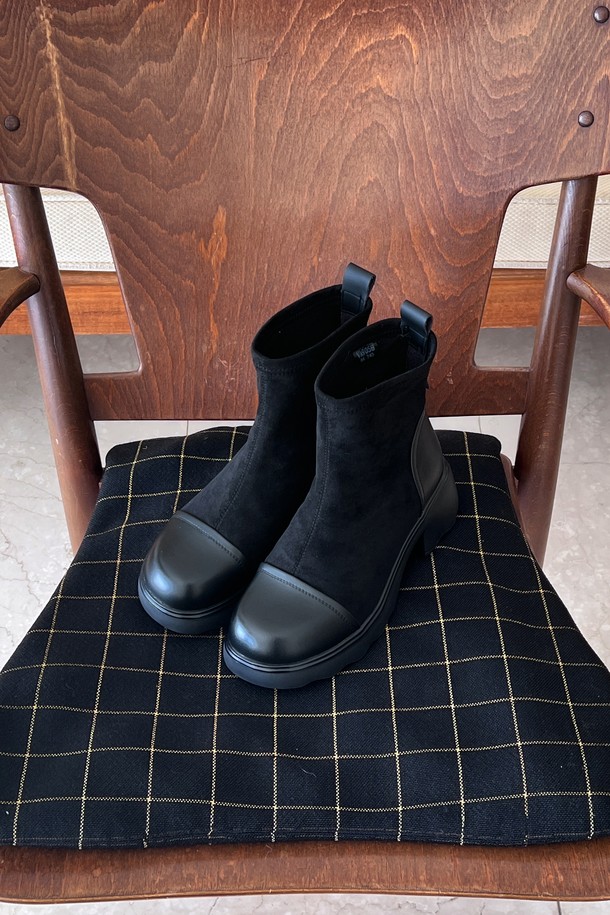 Ligne minimal (린느 미니멀) Flatform (플랫폼) 앵클 부츠 7CM -VA9058는 미니멀한 디자인과 세련된 스타일을 추구하는 여성들을 위한 앵클 부츠입니다. 부드러운 스웨이드 소재와 라운드 토우 디자인으로 편안함과 시크함을 동시에 선사합니다. 7cm 청키힐은 안정적인 착화감을 제공하며, 지퍼 여밈으로 신고 벗기 편리합니다. 블랙과 기타 1가지 색상으로 출시되어 출근룩, 모임룩, 데이트룩 등 다양한 TPO에 활용 가능하며, 미니멀, 클래식, 시크 스타일을 연출하기 좋습니다. 가을, 겨울 시즌에 따뜻하고 스타일리시하게 연출해 보세요.
